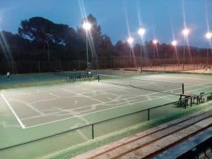 iluminación pista de tenis