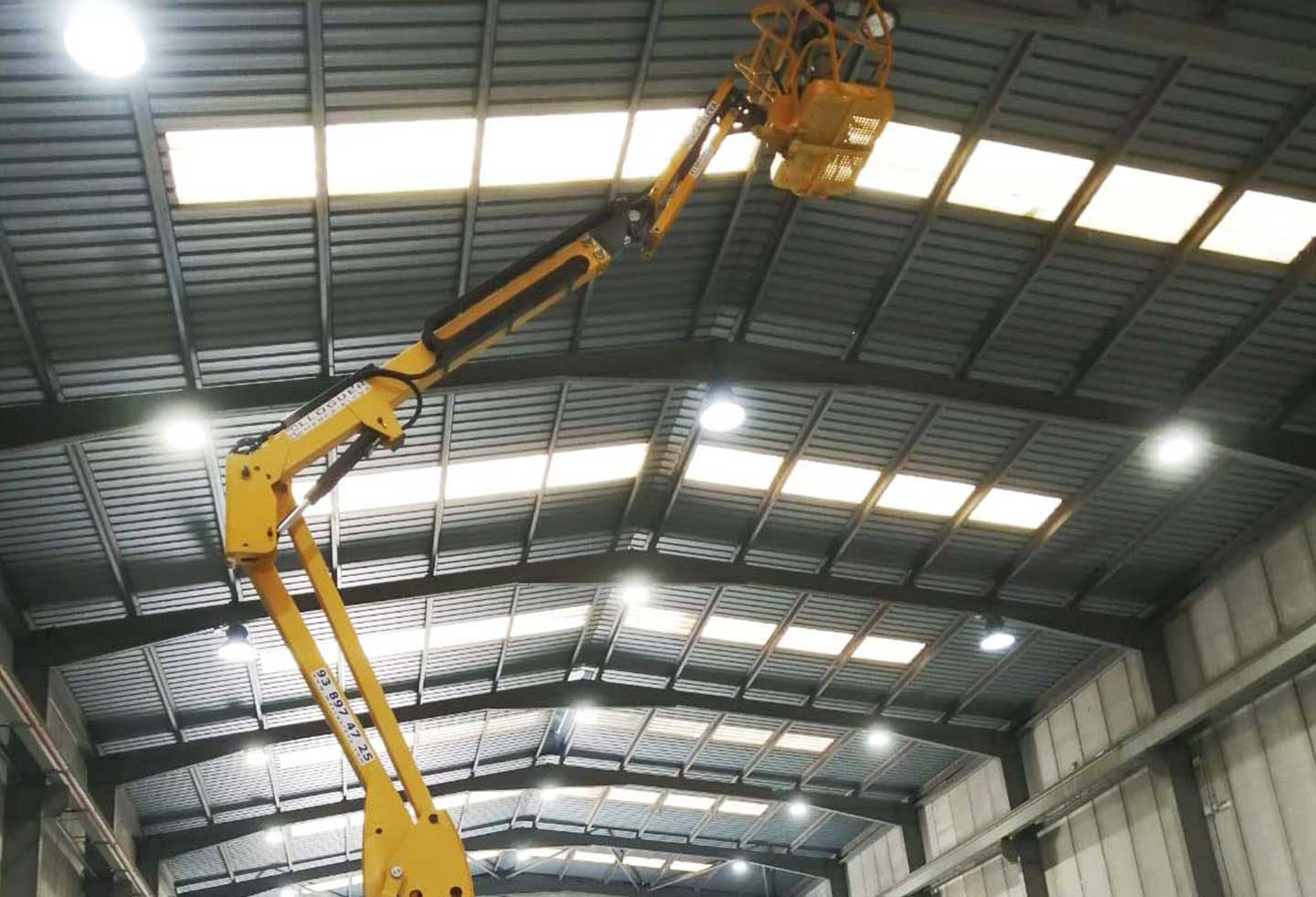 Maquireplast - Campanas LED en techo a 15 mt de altura