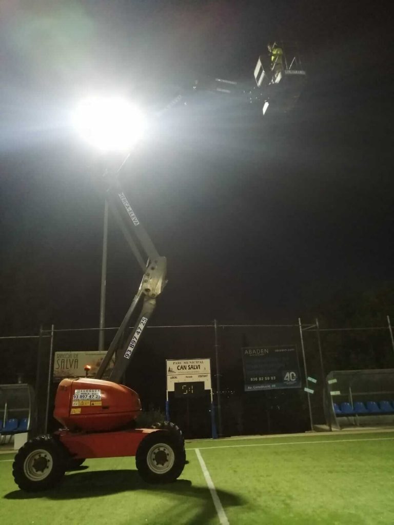 grua iluminacion campo de futbol 7